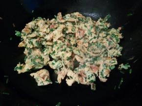 等鸡蛋液差不多凝固的时候，用筷子划散鸡蛋也，成小块状即可