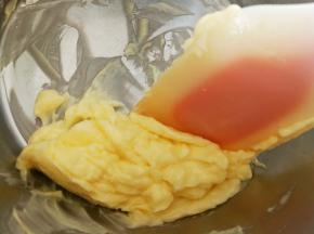 黄油充分软化，接近液体