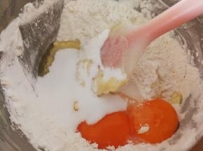 倒入粉类和糖，蛋液（蛋黄更好）