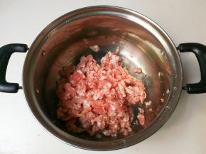 肉糜放入小锅