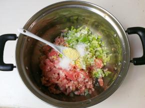 放入盐，糖，鸡精