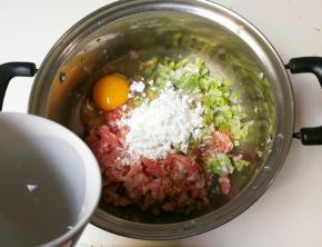 放入鸡蛋，玉米淀粉和适量清水顺时针搅拌至有粘性的肉馅