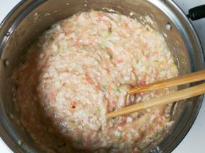 再顺时针搅拌至有粘性的肉馅，放入冰箱冷藏半小时