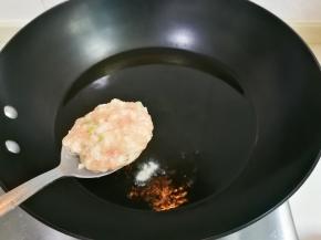 用勺子接住放入提前烧热的油锅中