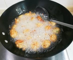 炸至浅黄翻面再炸