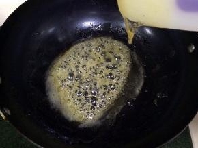 加热沸腾之前不要搅拌，不然糖会结晶出沙，等糖浆沸腾之后就可以搅拌了。