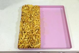 用推压的方式把沙琪玛压实整好形。