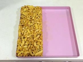 用推压的方式把沙琪玛压实整好形。