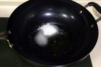 把清水、细砂糖和麦芽糖一起放入锅内，中小火加热。