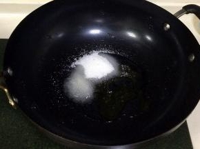 把清水、细砂糖和麦芽糖一起放入锅内，中小火加热。