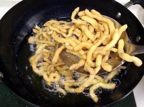 炸至面条金黄色，就可以捞起沥干油备用。