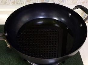 在锅内倒入食用油，开中火加热。可以先取一小根面团放入锅内，若面条可以迅速浮起来就代表油温够了，油温不够的话，炸不蓬松。