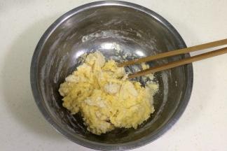 用筷子搅拌均匀成棉絮状。