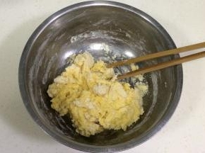 用筷子搅拌均匀成棉絮状。