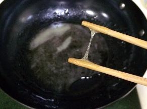 加热至糖浆115度即可，若是没有温度计可以用筷子挑一点糖浆，稍冷却后可以拉丝即可。