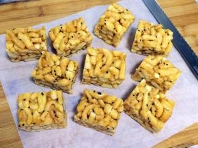 冷却后即可切开食用。