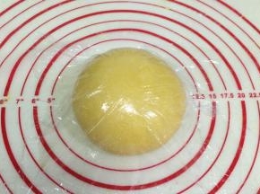 把面团移动到揉面台上，揉成光滑的面团，盖上保鲜膜松弛15分钟。