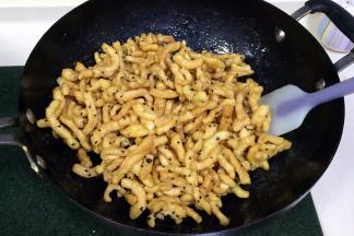 倒入之前炸好的面条，让面条都均匀的裹上糖浆。