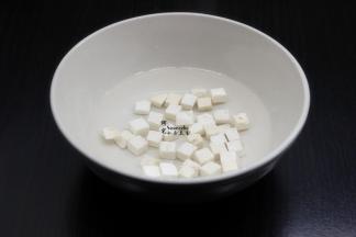 茯苓洗净，清水浸泡；