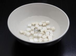 茯苓洗净，清水浸泡；