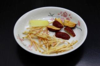 茅根洗净切段，红枣洗净去核、生姜切一片；