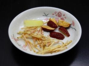 茅根洗净切段，红枣洗净去核、生姜切一片；