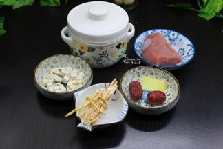 准备食材：茅根、茯苓、瘦肉、红枣、生姜、炖盅；