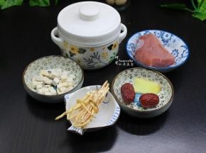 准备食材：茅根、茯苓、瘦肉、红枣、生姜、炖盅；