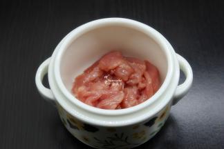 把拌均好的瘦肉倒入炖盅里；