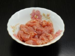 瘦肉洗净，切薄片，放盐、油拌均一下；
