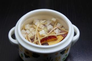 再把茅根、茯苓、红枣、生姜放入炖盅，加入适量的清水；