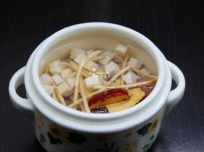 再把茅根、茯苓、红枣、生姜放入炖盅，加入适量的清水；