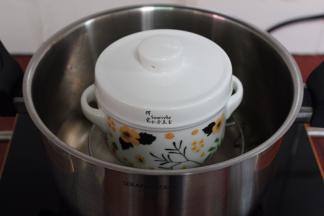 盖上盖子，当然锅中，隔水炖。大火煮沸之后盖上小火炖3小时；