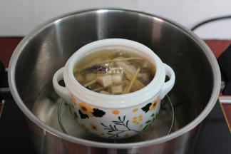 炖好之后，放盐拌均即可享用。人多喝，可以用大炖盅。