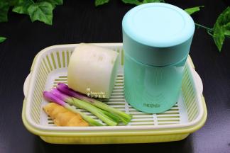 准备好白萝卜、生姜、葱白、焖烧杯；