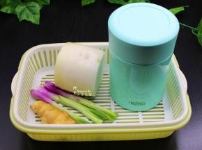 准备好白萝卜、生姜、葱白、焖烧杯；