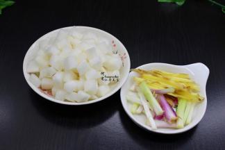 白萝卜洗净，切粒，生姜洗净切丝，葱白洗净切好；