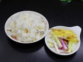 白萝卜洗净，切粒，生姜洗净切丝，葱白洗净切好；