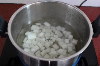汤锅放适量的水，把白萝卜粒放入，盖上盖子；