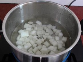 汤锅放适量的水，把白萝卜粒放入，盖上盖子；