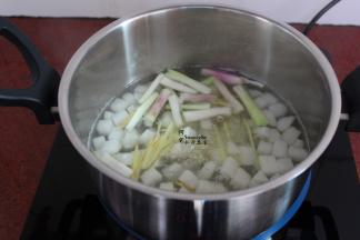 煮沸之后，放入生姜丝、葱白；