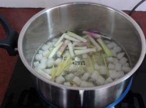 煮沸之后，放入生姜丝、葱白；