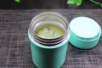 焖烧罐开水热杯，把开水倒出，煮好的萝卜葱姜汤装入焖烧罐。