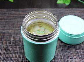 焖烧罐开水热杯，把开水倒出，煮好的萝卜葱姜汤装入焖烧罐。