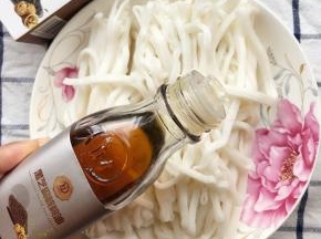 再加入黑芝麻核桃油