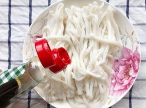 河粉中加入酱油