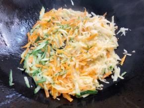 锅里油热放入青瓜胡萝卜土豆翻炒