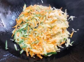 锅里油热放入青瓜胡萝卜土豆翻炒