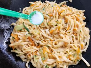 最后加入一勺盐再翻几下