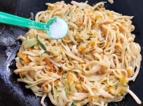 最后加入一勺盐再翻几下